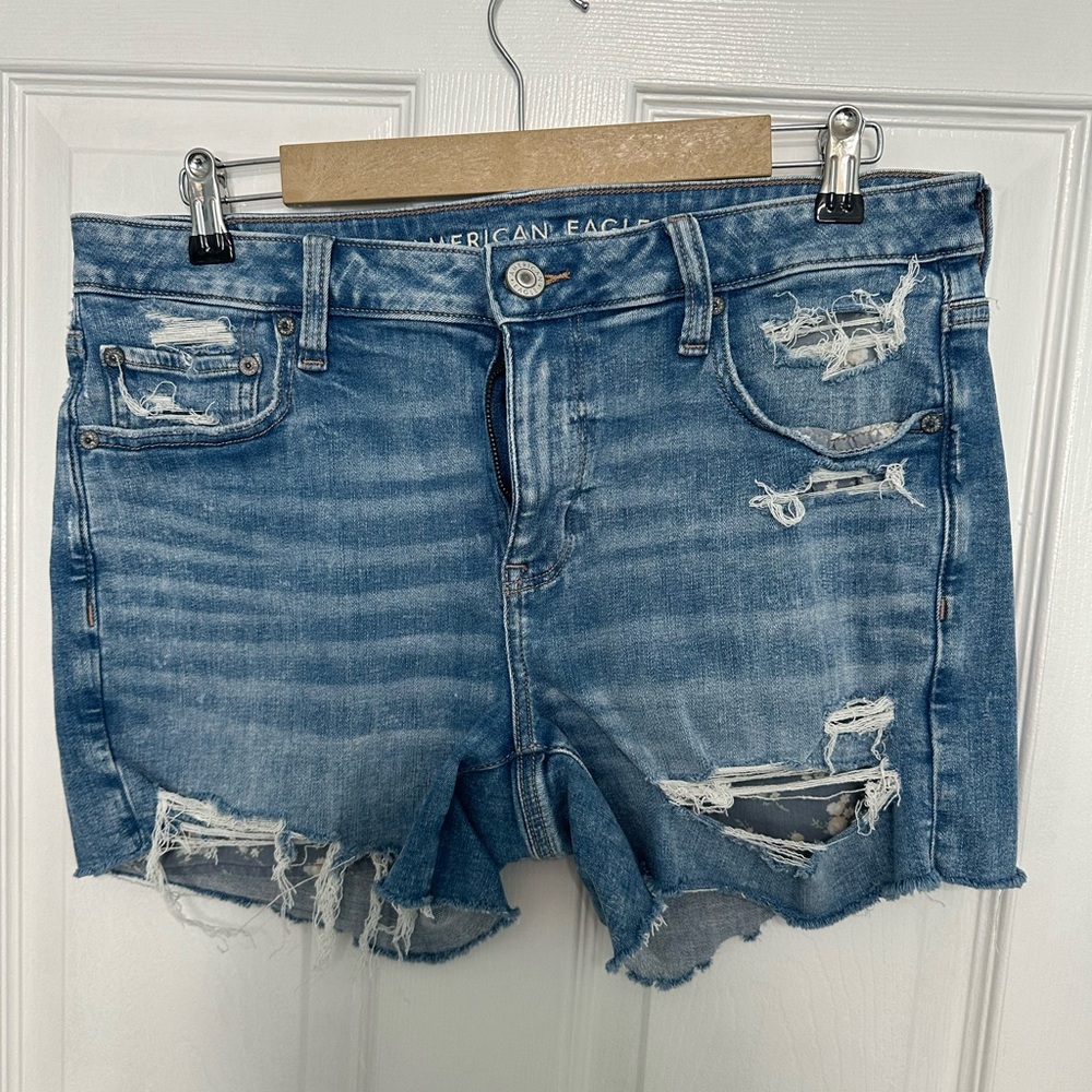 Women’s American Eagle Jean Shorts. Midi size 12. Excellent condition.